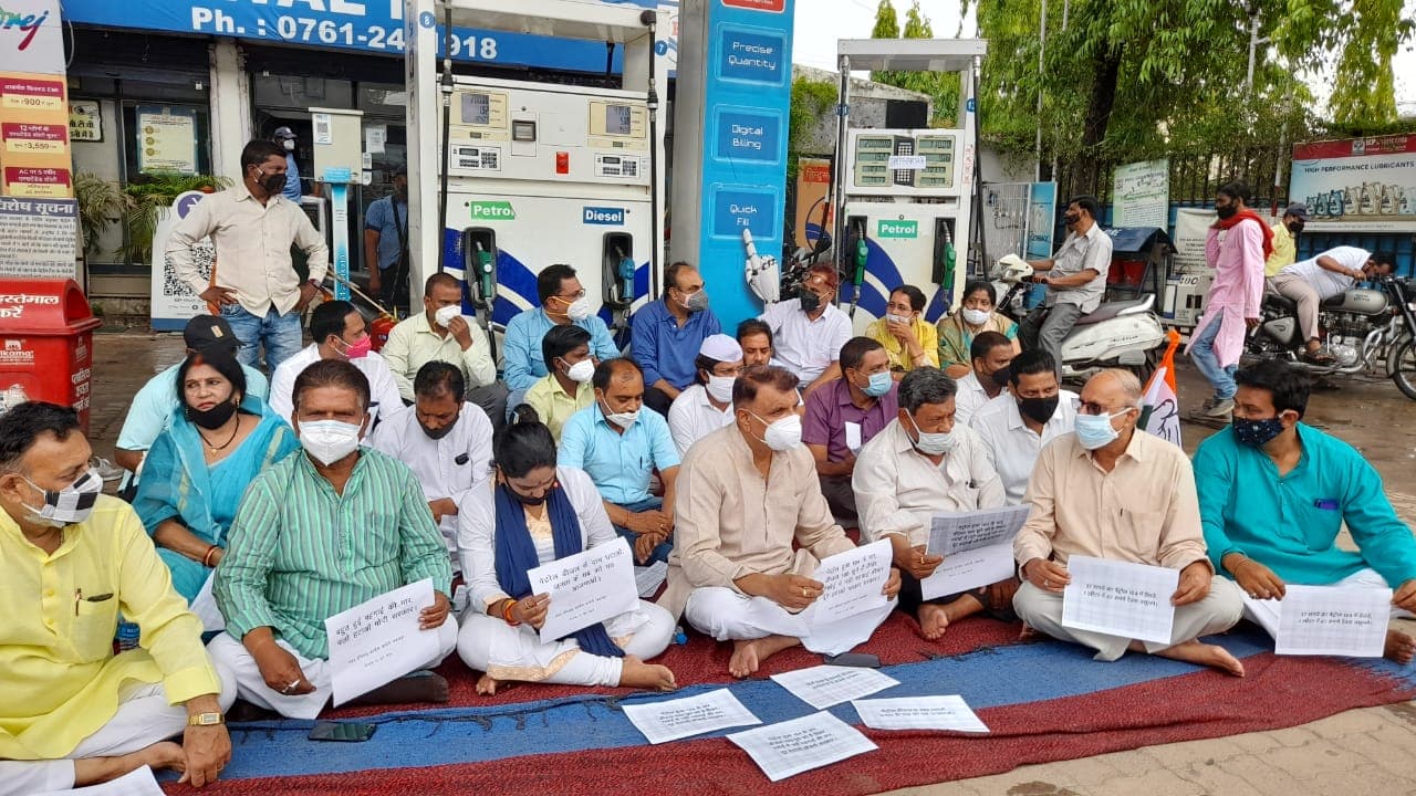 पेट्रोल डीजल मूल्य वृद्धि: कांग्रेस ने केंद्र सरकार पर लगाया जनता को प्रताड़ित करने का आरोप