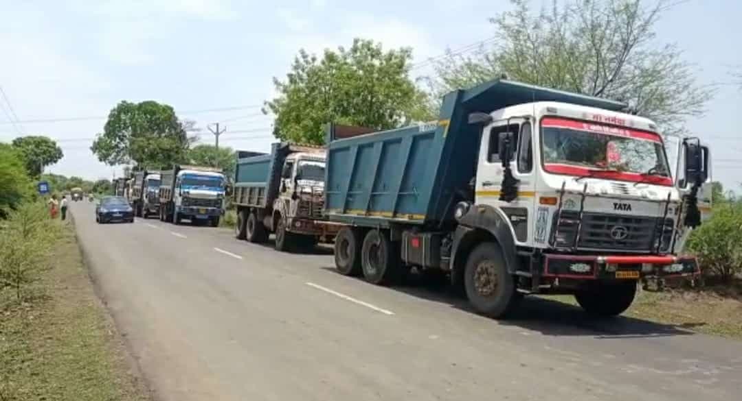 दबंगों ने कार अड़ाकर रेत से भरे डंपर रोके, बन्दूक की दम पर कराये खाली