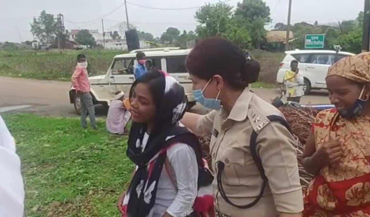 वैक्सीन के डर से रो रही थी युवती, मौके पर पहुंची बैतूल एसपी, फिर हुआ ये