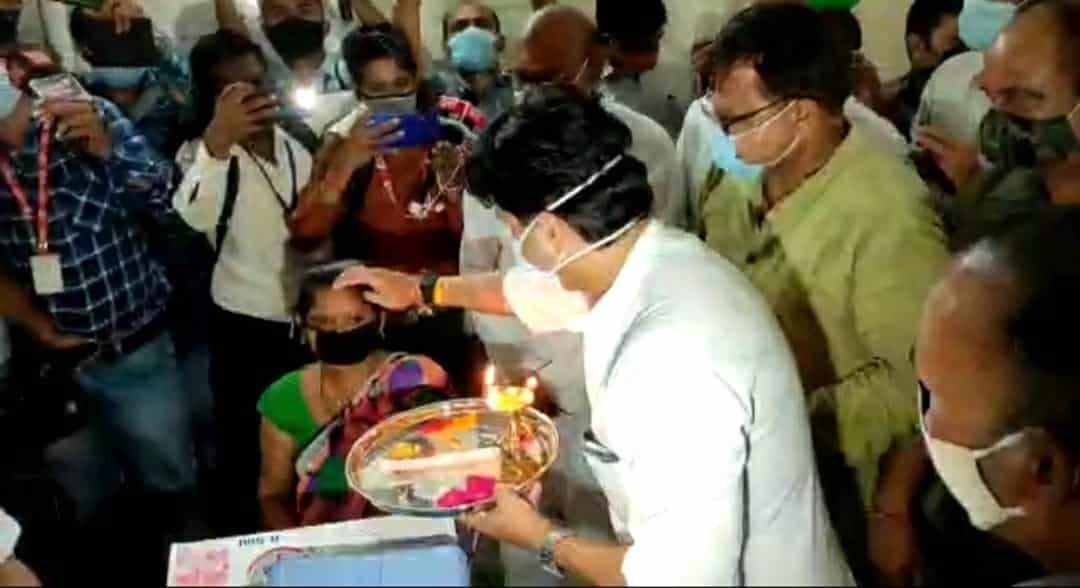 सिंधिया ने वैक्सीनेशन सेंटर का किया शुभारम्भ, महिला के माथे पर लगाया टीका