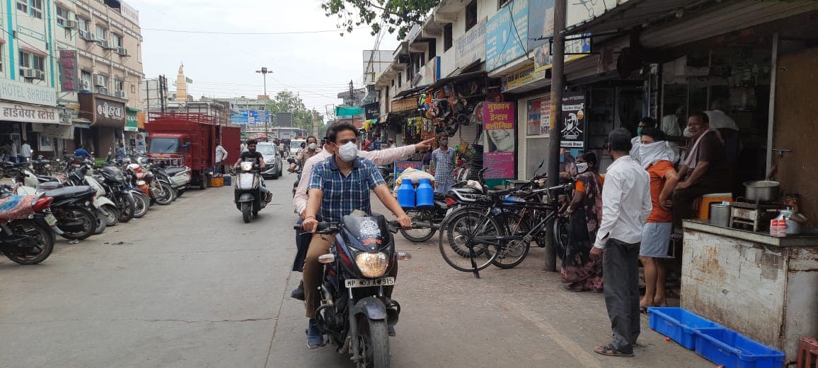 इटारसी : मोटरसाइकिल पर बाजार का निरिक्षण करने निकले एसडीएम और तहसीलदार