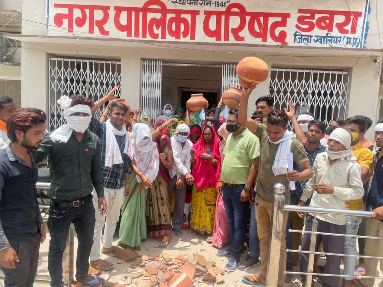 पानी की समस्या से परेशान लोगों ने मटके फोड़कर जताया आक्रोश