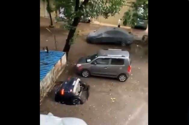 Monsoon का कहर, अचनाक जमीन में समा गई पार्किंग में खड़ी CAR, VIDEO VIRAL