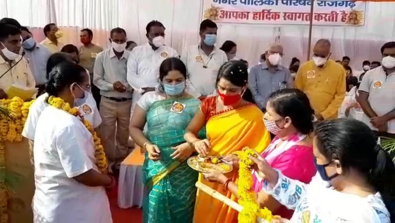 मतदान की तर्ज पर हुआ महा टीकाकरण, कमिश्नर और सांसद ने हरी झंडी दिखा कर टीकाकरण दल को किया रवाना