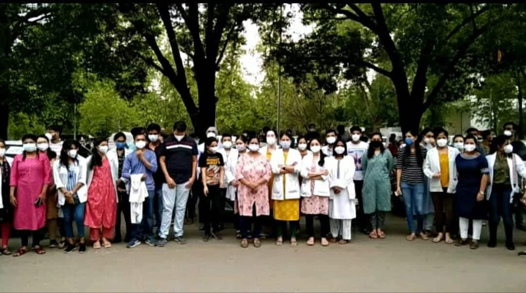 जूनियर डॉक्टर्स की हड़ताल ख़त्म, 6 सूत्रीय मांगों को लेकर थे स्ट्राइक पर