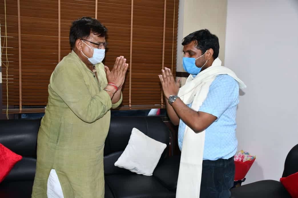 ग्वालियर में लक्ष्य से अधिक वैक्सीनेशन पर नाचे मंत्री, बांटी मिठाई, कलेक्टर एसपी का किया सम्मान