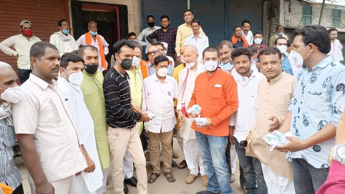 पूर्व मंत्री दीपक जोशी ने जन्मदिन पर गोद ली आदिवासी बस्ती, गरीबों का लिया ज़िम्मा