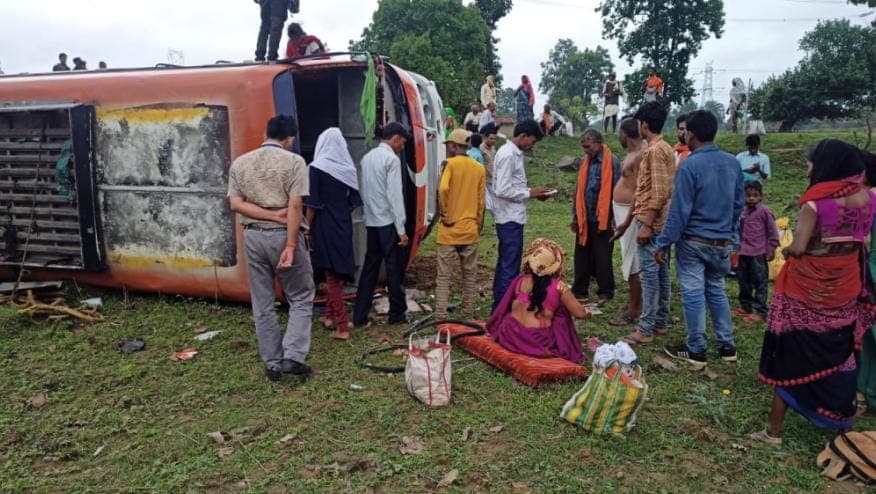 Singrauli Accident: अनियंत्रित होकर पलटी बस, कइयों को आई गंभीर चोटें, सवालों के घेरे में RTO