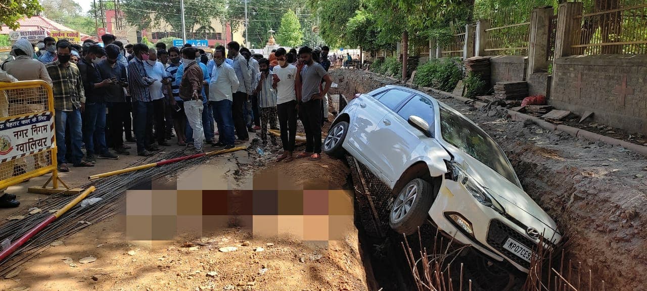 एक्सीडेंट में मां की मौत से बौखलाया बेटा, शव उठाकर ले जारी पुलिस की गाड़ी के पीछे भागा, गोली चलाने के आरोप