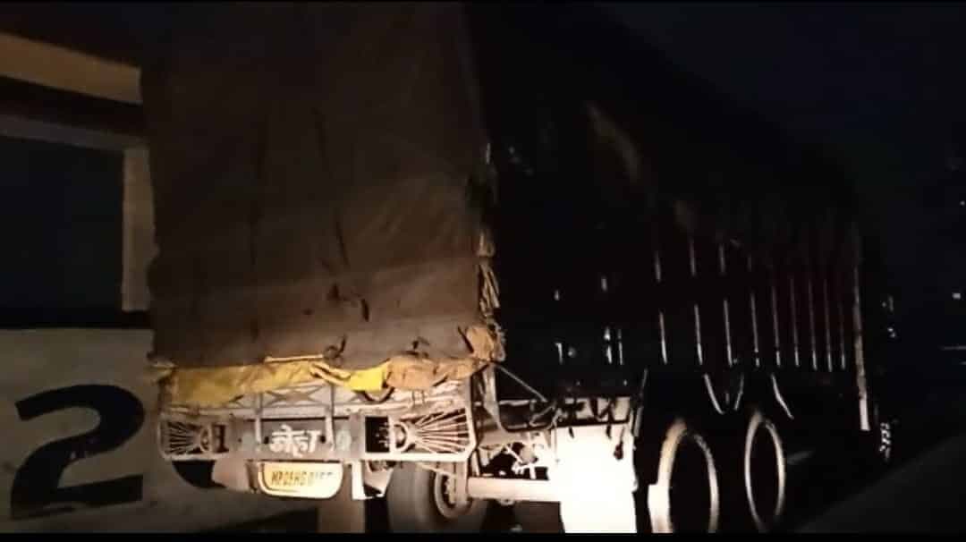 शराब से भरा ट्रक पुलिस ने पकड़ा, कार्यवाही को लेकर पुलिस-आबकारी अमला आमने सामने