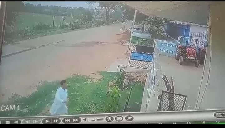 Tikamgarh: CMO की जूतों और डंडों से पिटाई, CCTV कैमरे में कैद हुई घटना