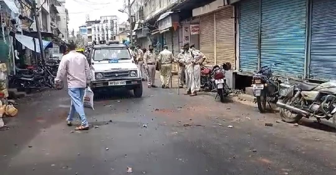 Indore में दो पड़ोसियों के बीच बड़ा विवाद, बीच बाजार जमकर हुआ पथराव, बनी कर्फ्यू की स्थिति