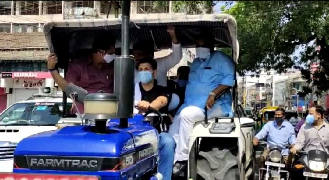 पूर्व मंत्री ट्रैक्टर पर सवार होकर पहुंचे बीजेपी सांसद के घर, कृषि कानून के विरोध में सौंपा पत्र