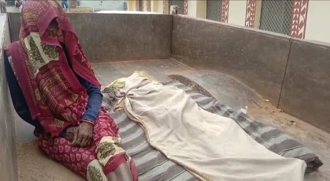 हैवानियत: दो मासूम बच्चियों के साथ पत्नी को कुंए में फेंका, पत्थर भी मारे, एक बच्ची की मौत