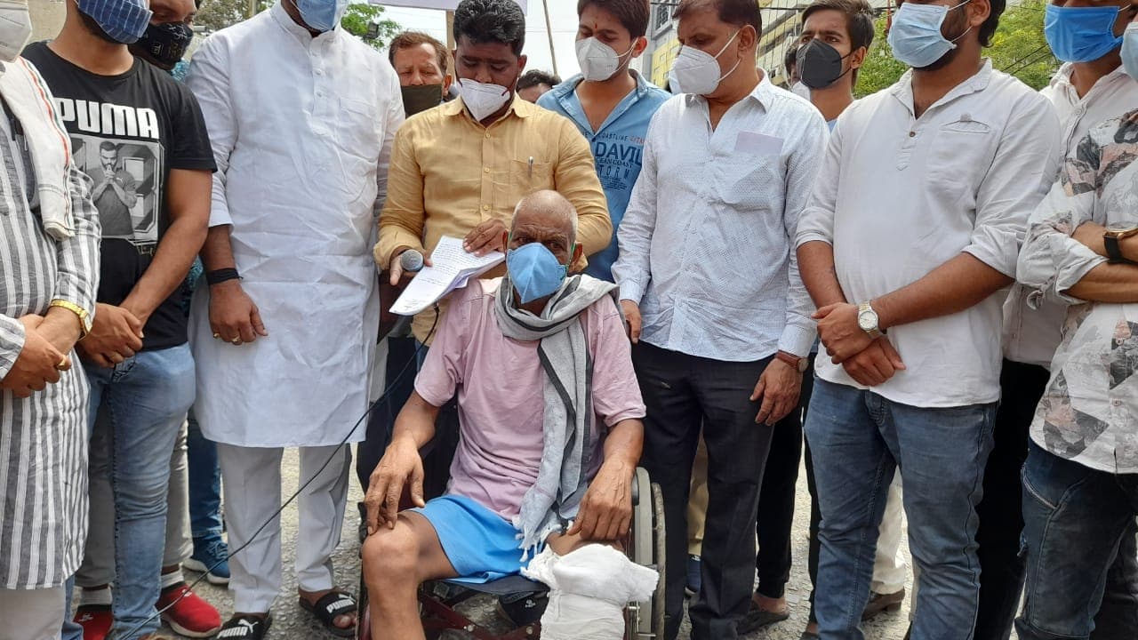 विकलांग बुजुर्ग को NSUI ने किया प्रदर्शन में शामिल, प्रशासन ने माना गलत, होगी जांच