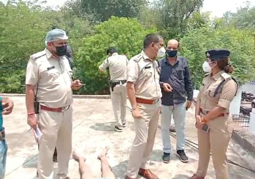 PWD ऑफिस की छत पर संदिग्ध अवस्था में मिला चौकीदार का शव, पुलिस जांच में जुटी