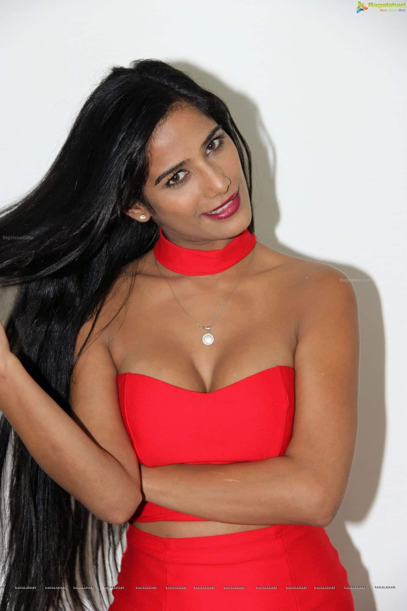 एक बार फिर सुर्खियों में Poonam Pandey, भारत- न्यूजीलैंड के मैच पर बोलीं- ” मैं फिर स्ट्रिप होने की बात कहूं?”