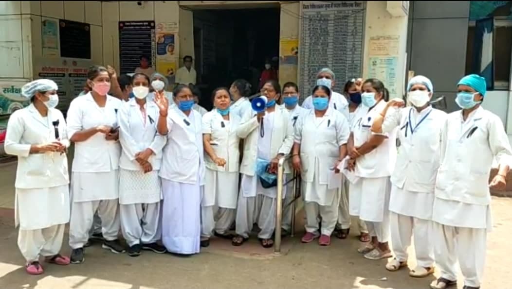 अब स्टाफ नर्सों ने खोला मोर्चा, 8 सूत्रीय मांगों को लेकर विरोध शुरु