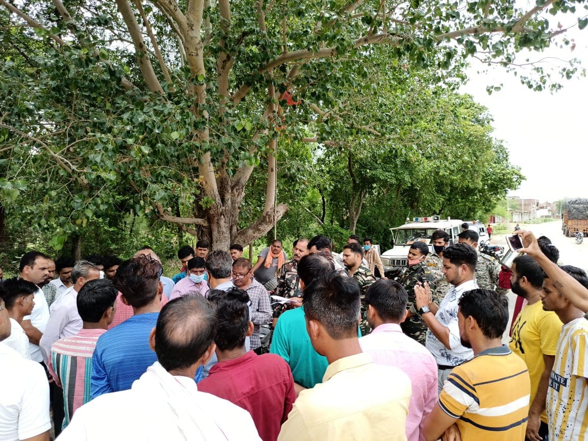 शिवपुरी : पेड़ काटने से गुस्साए ग्रामीणों ने किया हाईवे जाम, पुलिस ने समझाइश के बाद खुलवाया