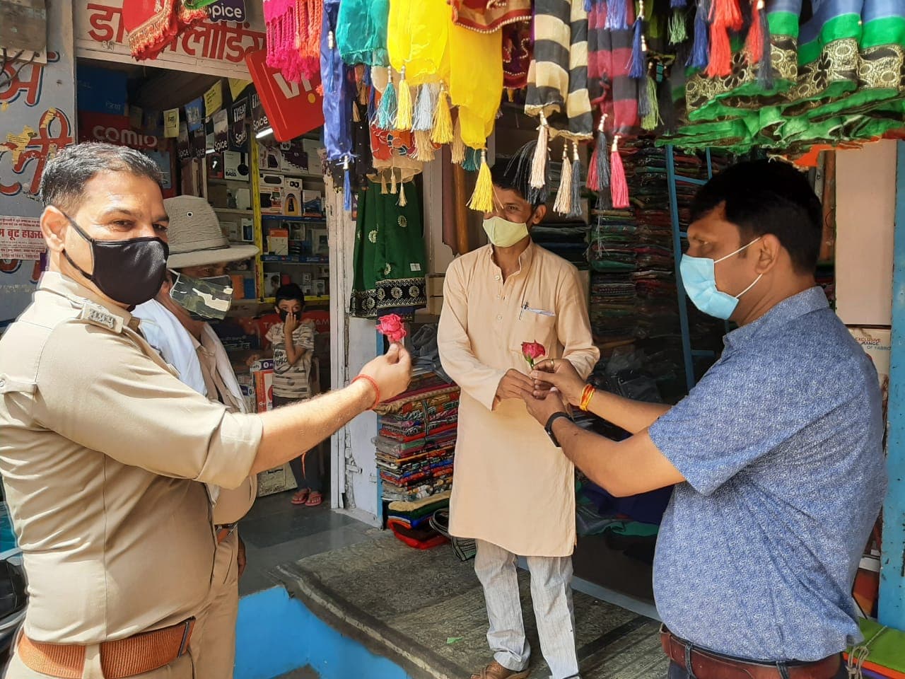 सड़कों पर प्रशासनिक अमला, दुकानदारों को फूल देकर कोरोना गाइडलाइन का पालन कराने की अपील