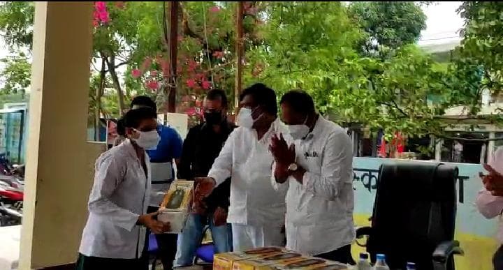 छिंदवाड़ा : वैक्सीनेशन करने वाले स्वास्थ्य कर्मचारियों का कौमी एकता समिति द्वारा किया गया सम्मान