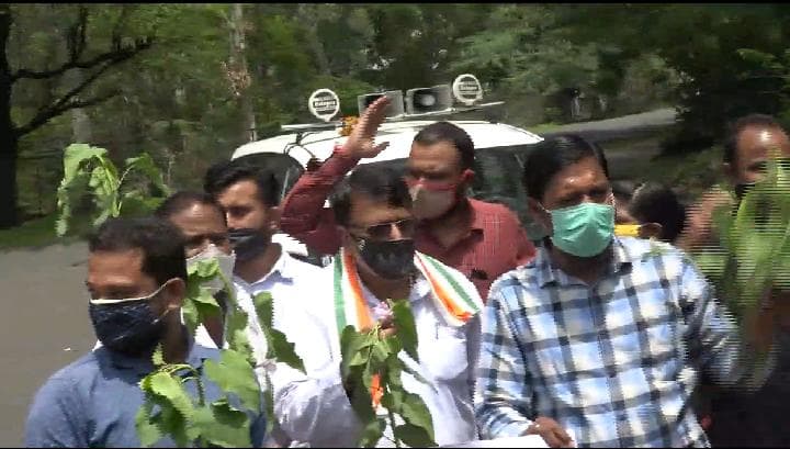 पेट्रोल-डीजल के बढ़ते दामों के खिलाफ कांग्रेस का प्रदर्शन, सांसद प्रज्ञा ठाकुर के निवास को घेरने की कोशिश की