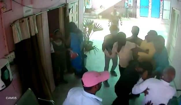 VIDEO: सफाईकर्मी ने CMO को जड़ा थप्पड़, मचा बवाल, कलेक्टर के पास पहुंचा मामला