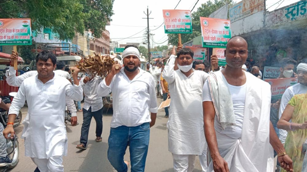 महंगाई के विरोध में कांग्रेस का प्रदर्शन, पीएम का पुतला दहन, आंदोलन की चेतावनी