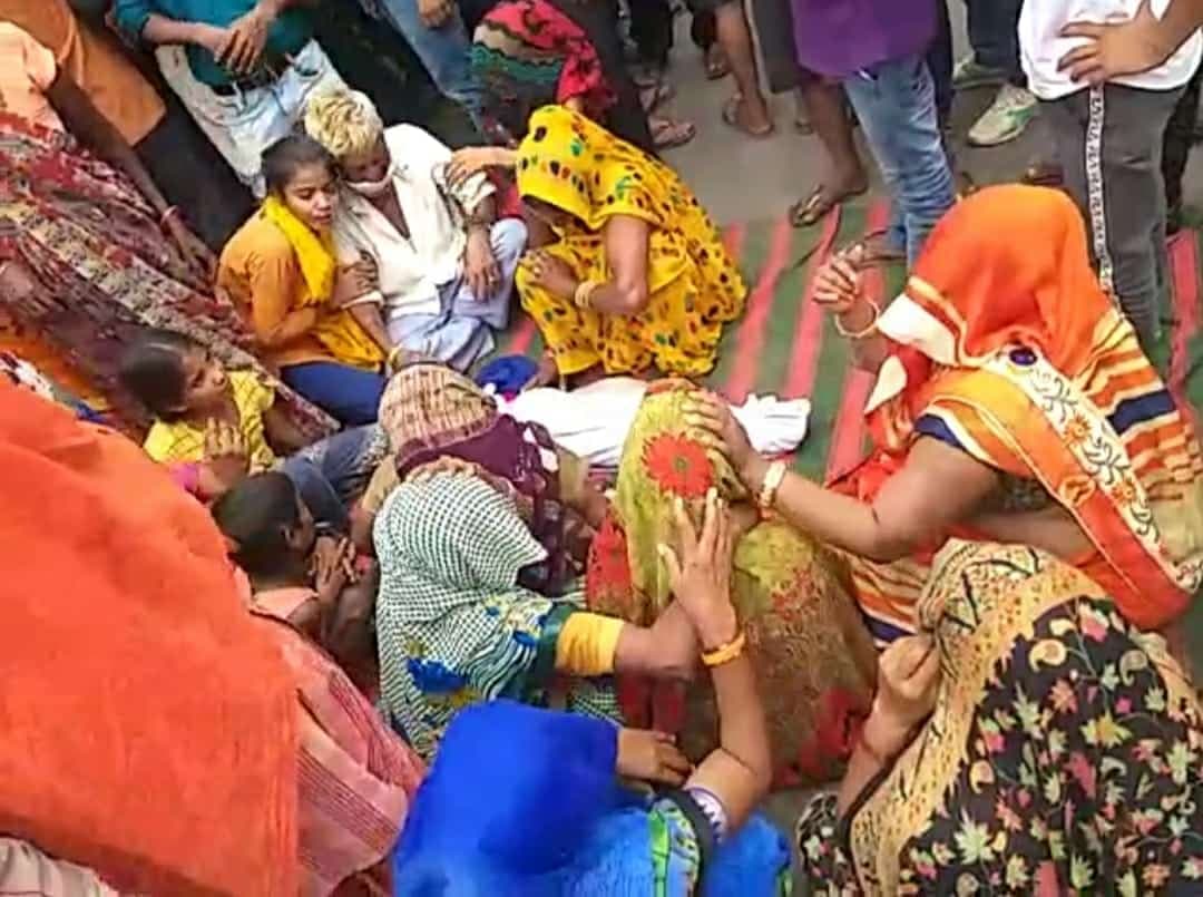 मासूम के शव को सड़क पर रखकर चक्का जाम, दुकानदार और पुलिस पर गंभीर आरोप