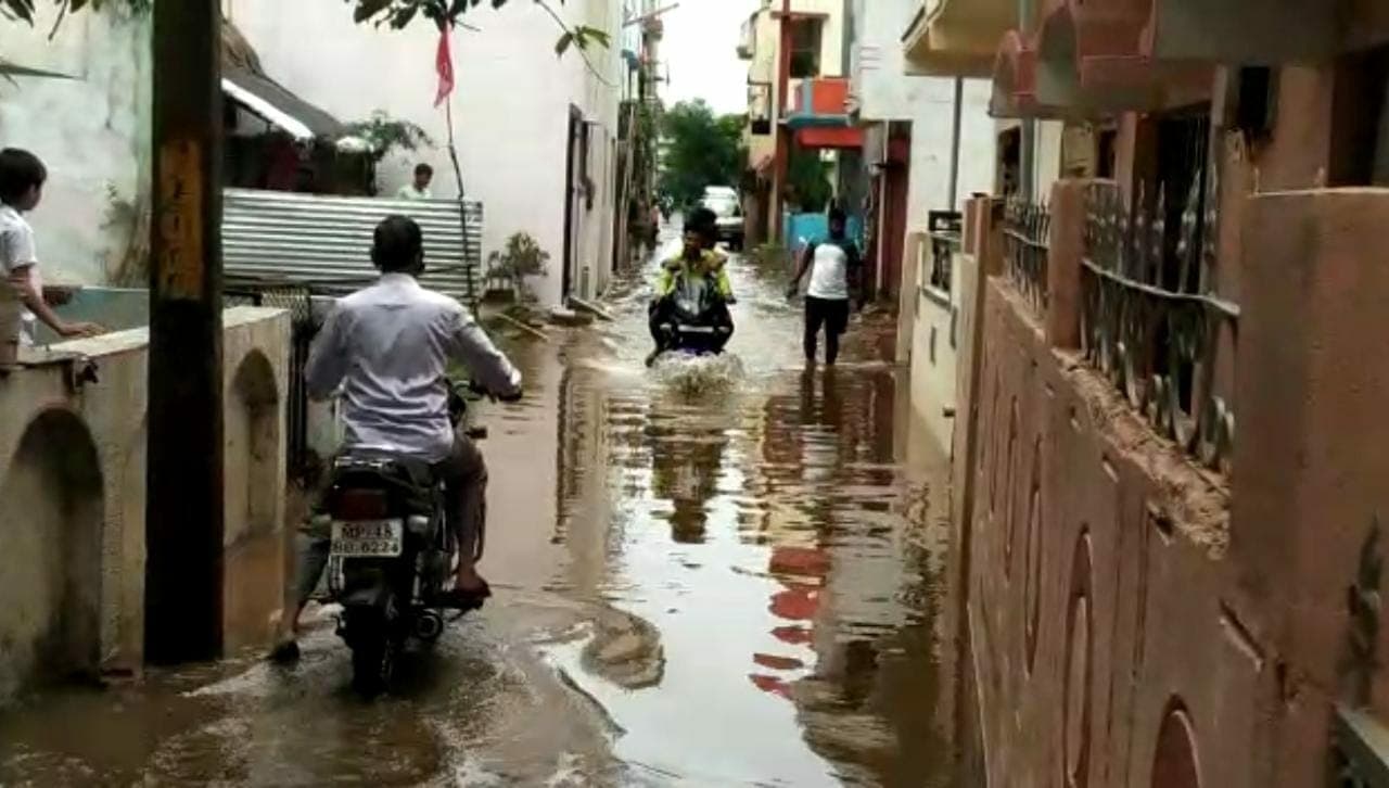 Betul में बारिश बनी मुसीबत, कहीं सड़कों पर बाढ़ तो कहीं घरों में घुटनों तक भरा पानी, देखें Video