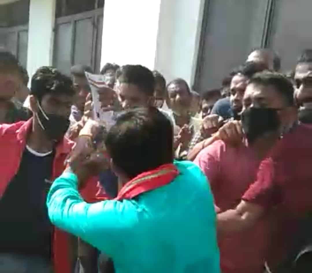 Shajapur News: Vaccine की किल्लत, लोगों के बीच हुई हाथापाई, सुरक्षा के इंतजाम नहीं, भगदड़
