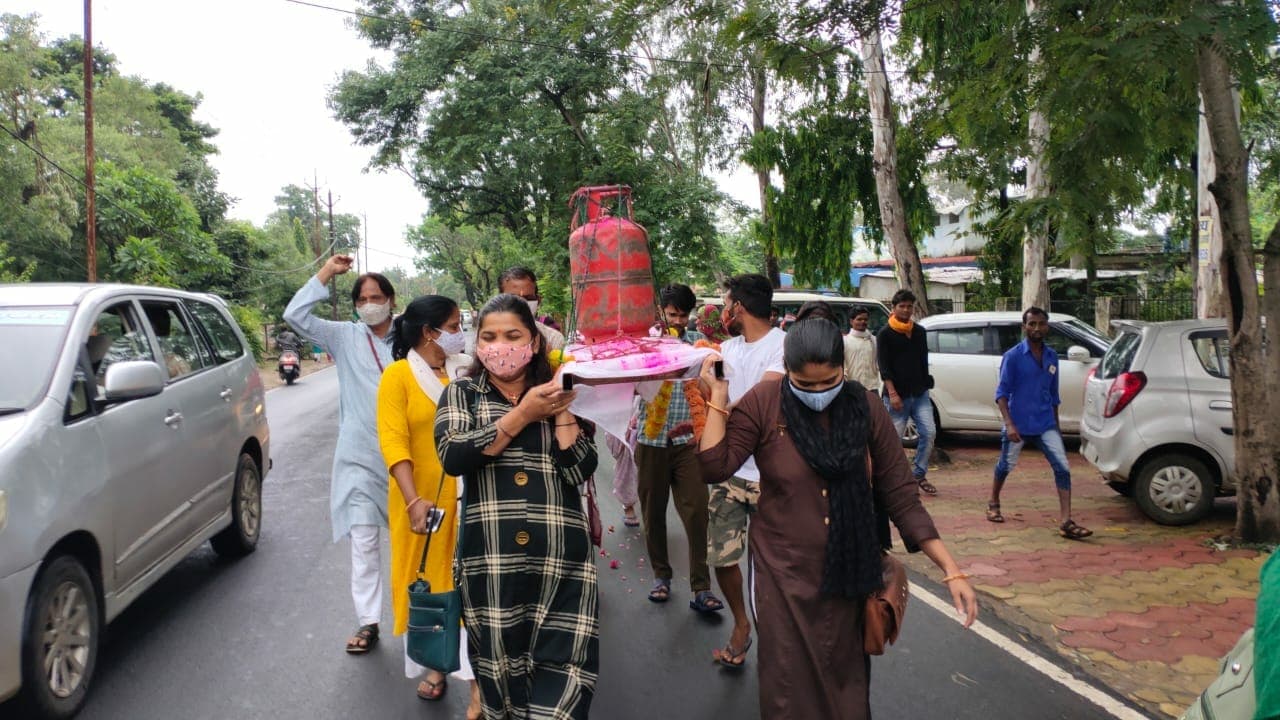 Betul : पेट्रोल और रसोई गैस के बढ़ते दामों को लेकर अनोखा विरोध प्रदर्शन, निकाली गैस सिलिंडर की अर्थी