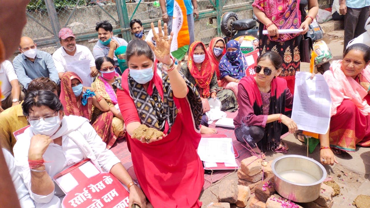 महिला कांग्रेस का अनोखा प्रदर्शन, सड़क पर जलाया चूल्हा, गोबर के कंडे बनाये