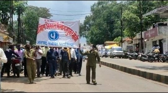 Chhindwara: मांगों को लेकर ग्रामीण विकास विभाग ने अधिकारी को सौंपा ज्ञापन, दी ये चेतावनी !
