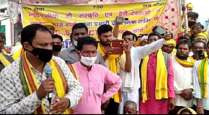 Chhindwara : आदिवासी समाज फूंक रहे थे कमलनाथ का पुतला, पुलिस की समझाइश के बाद किया कार्यक्रम को स्थगित