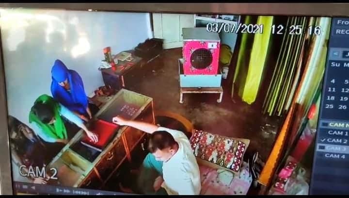 VIDEO: खरीदारी करने आई महिला बनी ‘चोर’, उड़ा लिए सोने के गहने, घटना CCTV में कैद