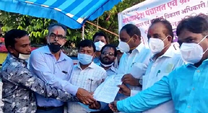 Chhindwara: अपनी मांगों को लेकर जिला और ग्राम पंचायत के कर्मचारियों ने विधायक को सौंपा ज्ञापन