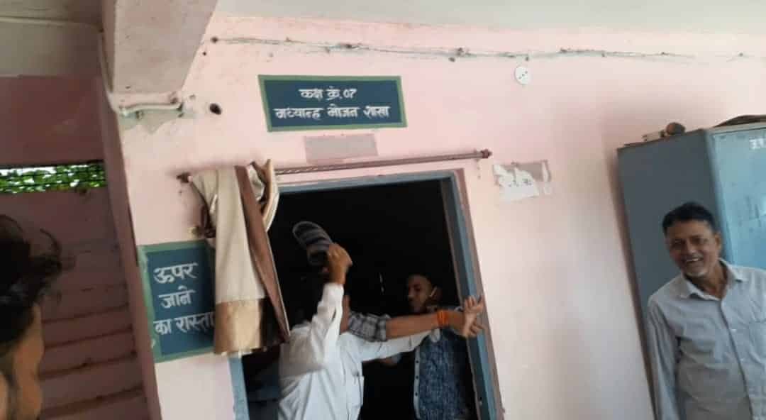 Video : सचिव और रोजगार सहायक के बीच जमकर चले लात, घूसे और चप्पल