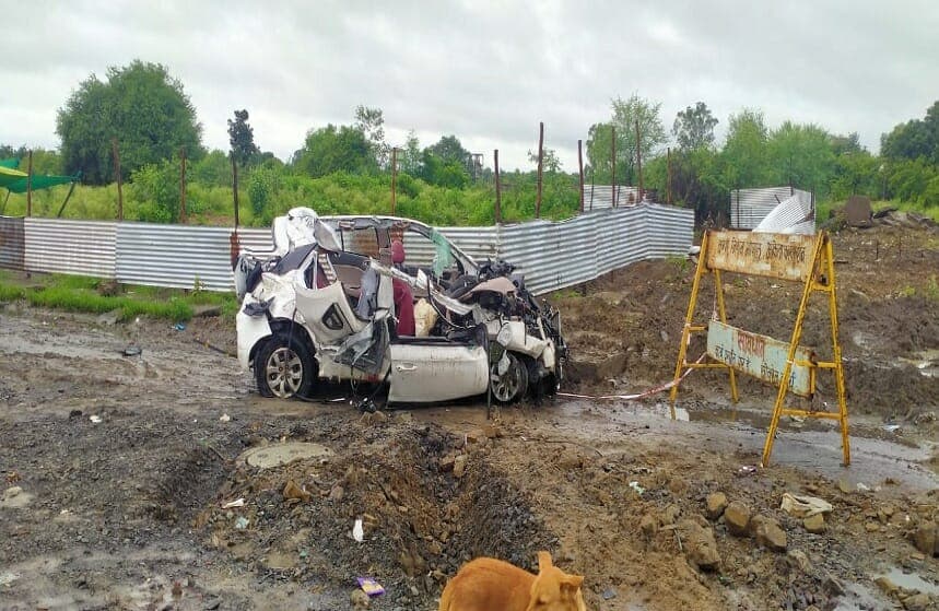 Bhopal Road Accident: तेज रफ्तार ट्रक ने कार को मारी भीषण टक्कर, उड़े परखच्चे, 4 की मौत