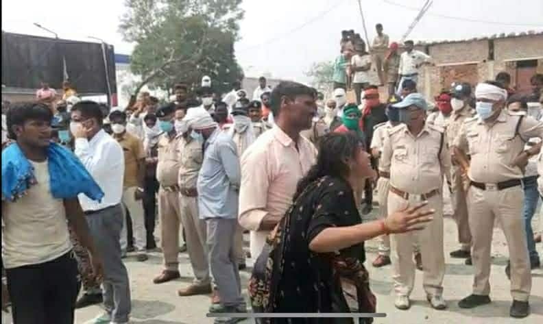 क्रेशर में मजदूर की मौत के बाद गुस्साए परिजनों ने किया चक्का जाम, फूंका पुतला