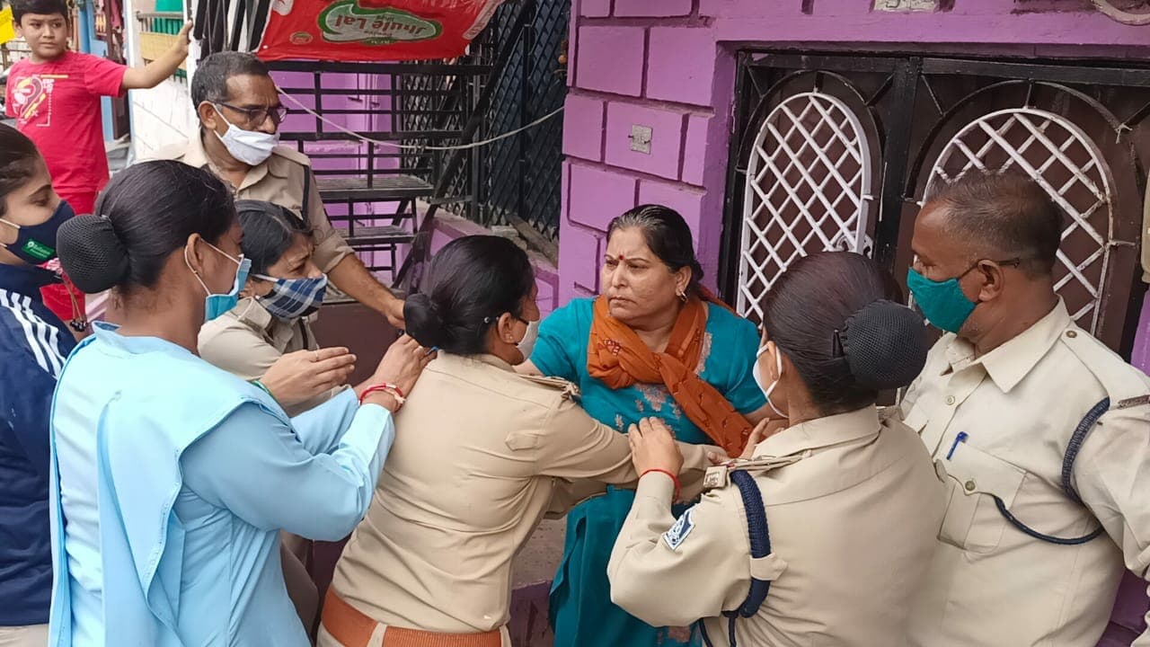 आबकारी ने दबिश देकर पकड़ी अवैध शराब, आरोपी पति को फरार होने में पत्नी ने की ऐसे मदद, केस दर्ज