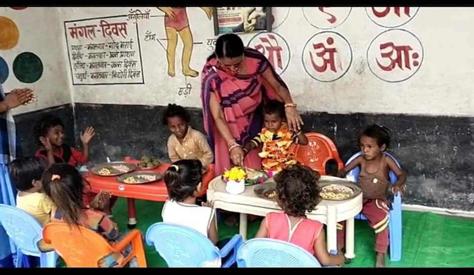 आंगनवाड़ी केन्द्र में बेटे का मनाया ऐसा मनाया जन्मदिन, मां की आंखों से झलक आए आंसू