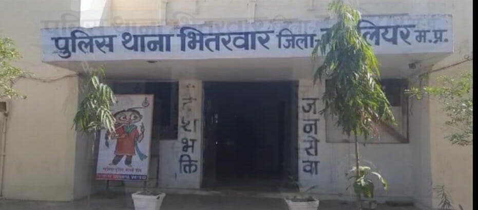 डबरा- कच्ची शराब के खिलाफ पुलिस की कार्रवाई, भारी मात्रा में शराब और लहान जब्त