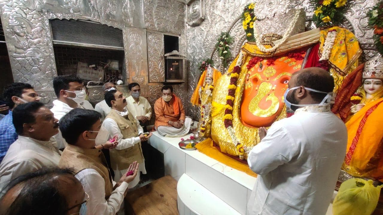 प्रभारी मंत्री के रूप में इंदौर पहुंचे गृहमंत्री नरोत्तम मिश्रा, खजराना गणेश मंदिर पहुंच लिया आशीर्वाद