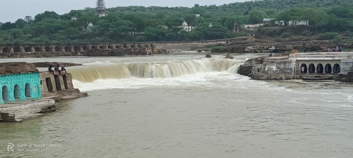 संकुआ धाम का मनोरम दृश्य देखने पहुंचे लोग! भारी बारिश से बढ़ा सिंध नदी का जलस्तर, दखें तस्वीरें..