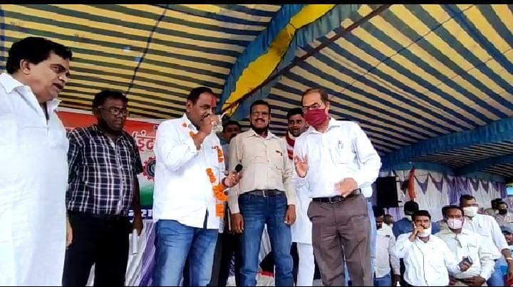 Chhindwara: सड़क की मांग को लेकर क्षेत्रीय विधायक इंटक ने किया अनशन, एसडीएम ने तुड़वाया
