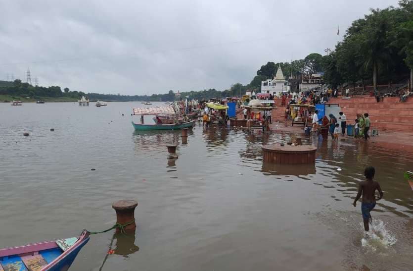 जबलपुर में भारी बारिश से नर्मदा का जलस्तर बढ़ा, ग्वारीघाट व तिलवारा घाट में कई मंदिर डूबे, बरगी डैम में भी बढ़ी पानी की आवक