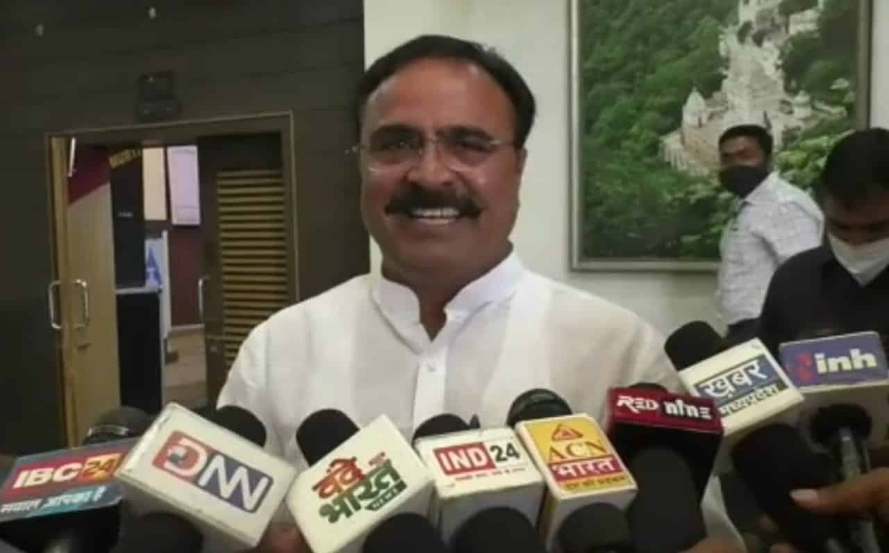 मास्क पहनना भूले मंत्री बृजेन्द्र सिंह यादव, मीडिया ने सवाल किया तो मुस्कुराते हुए दिया यह जवाब