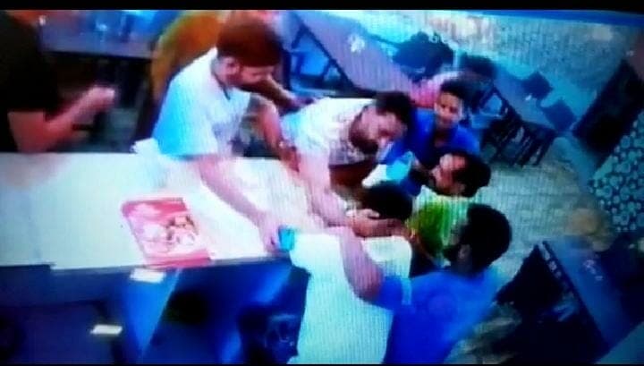 Indore में रेस्टोरेंट में शराबी ने होटल संचालक से की मारपीट, CCTV ने कैद हुई घटना