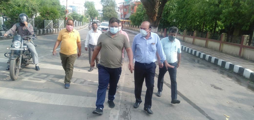 लापरवाही पर भड़के निगम कमिश्नर, सफाई दरोगा निलंबित, क्षेत्र अधिकारी को नोटिस